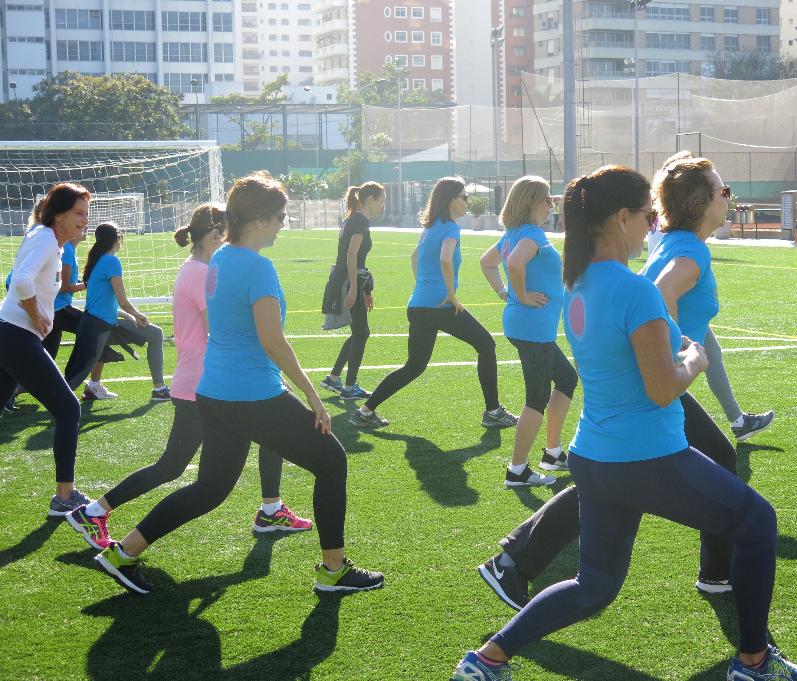 Alunas do Projeto Mulher fazendo treino funcional ao ar livre